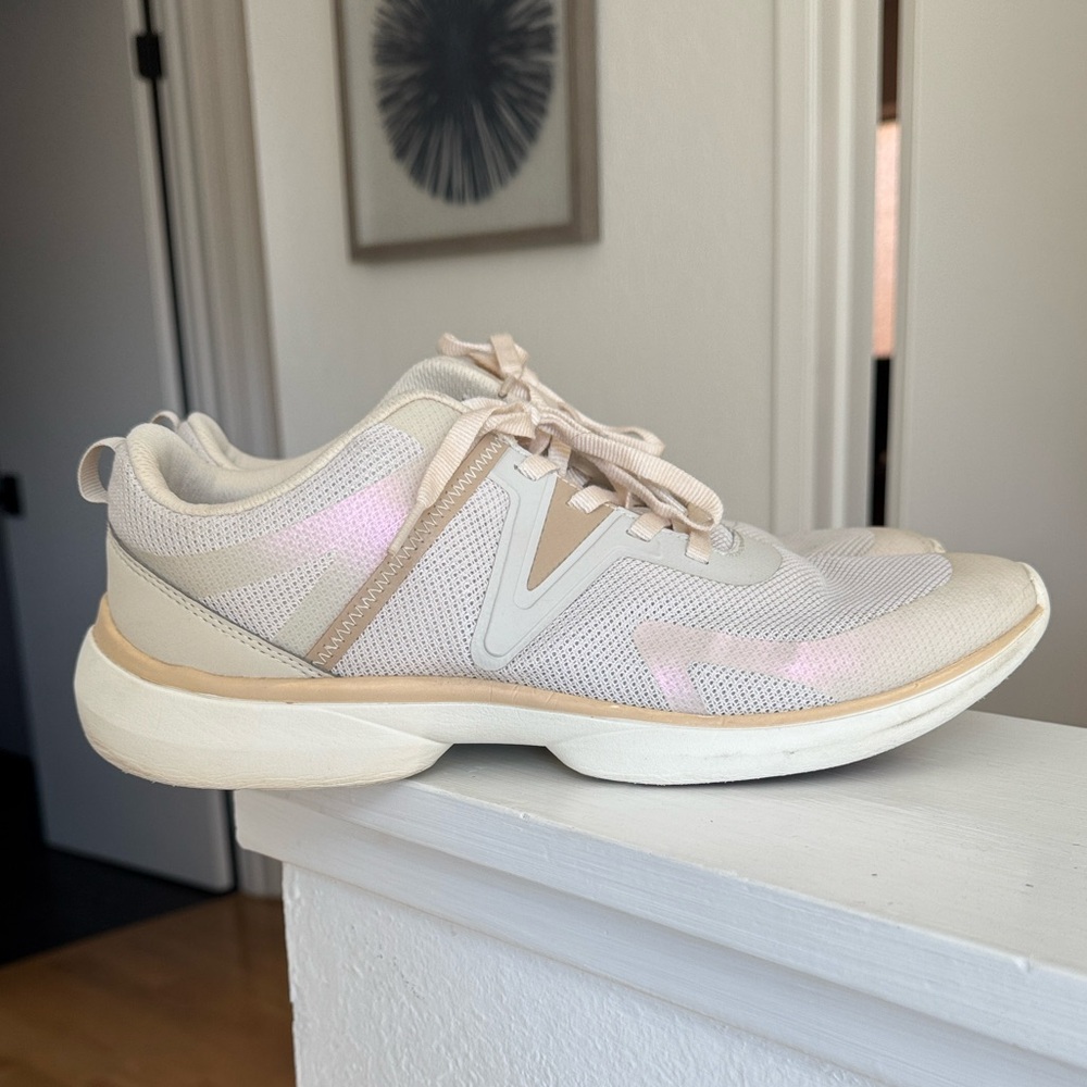 Vionic Leyo Sneakers 11 - Picture 2 of 9